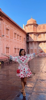 Mindy Kaling feet photo thumbnail