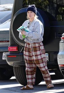 Hilary Duff feet photo thumbnail