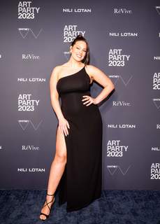 Ashley Graham feet photo thumbnail