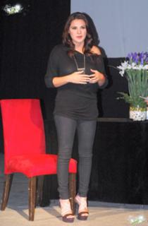 Maite Perroni feet photo thumbnail