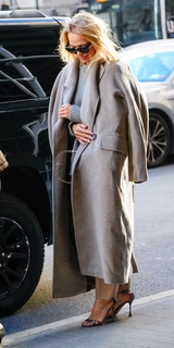 Pamela Anderson feet photo thumbnail