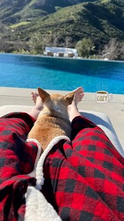 Kaley Cuoco feet photo thumbnail