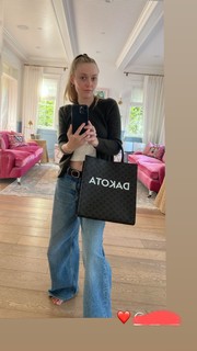 Dakota Fanning feet photo thumbnail