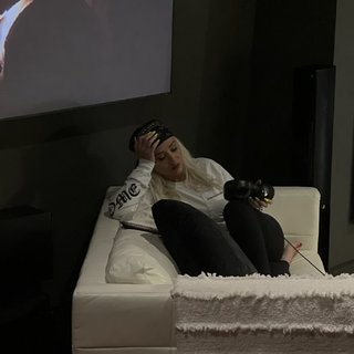 Christina Aguilera feet photo thumbnail