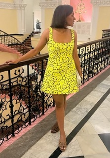 Mindy Kaling feet photo thumbnail