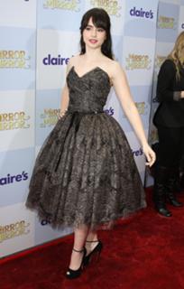 Lily Collins feet photo thumbnail