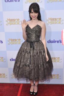 Lily Collins feet photo thumbnail