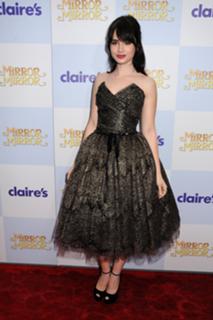 Lily Collins feet photo thumbnail