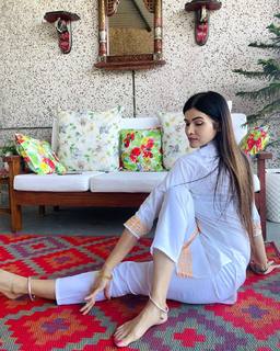 Poonam Yadav feet photo thumbnail