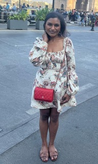 Mindy Kaling feet photo thumbnail
