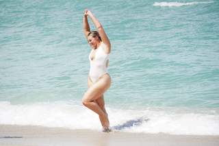 Iskra Lawrence feet photo thumbnail