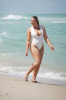 Iskra Lawrence feet photo thumbnail