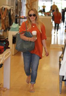 Hilary Duff feet photo thumbnail