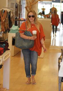 Hilary Duff feet photo thumbnail