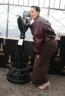 Ashley Graham feet photo thumbnail