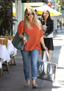 Hilary Duff feet photo thumbnail