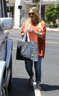 Hilary Duff feet photo thumbnail
