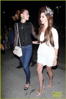 Lana Del Rey feet photo thumbnail