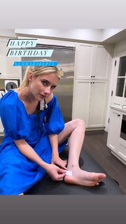 Emma Roberts feet photo thumbnail