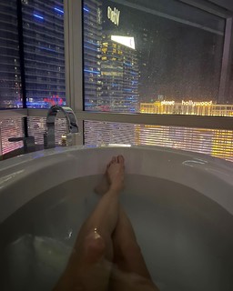 Michelle Monaghan feet photo thumbnail