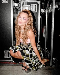Rita Ora feet photo thumbnail