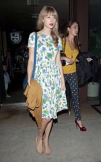 Taylor Swift feet photo thumbnail