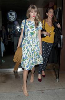 Taylor Swift feet photo thumbnail
