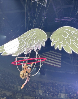 Carrie Underwood feet photo thumbnail