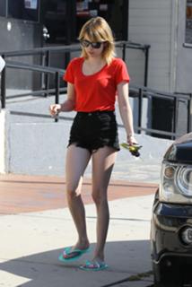 Emma Roberts feet photo thumbnail