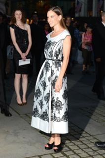 Hilary Swank feet photo thumbnail