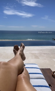 Molly Sims feet photo thumbnail