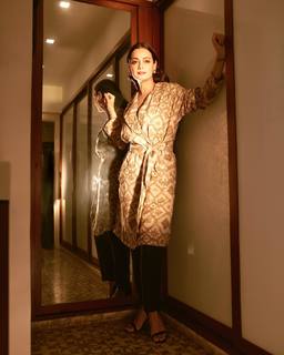 Dia Mirza feet photo thumbnail