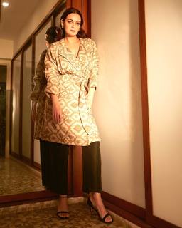 Dia Mirza feet photo thumbnail