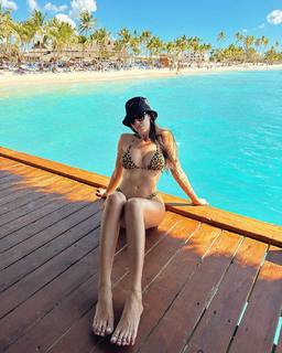 Valentina Vignali feet photo thumbnail