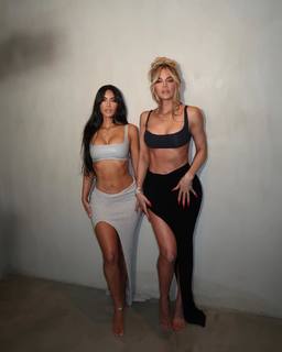 Khloé Kardashian feet photo thumbnail