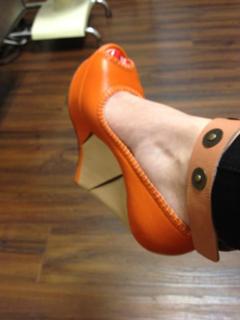 Hilary Duff feet photo thumbnail