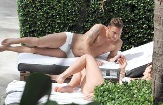 Ilary Blasi feet photo thumbnail