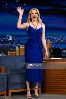 Elizabeth Banks feet photo thumbnail
