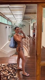 Isis Valverde feet photo thumbnail