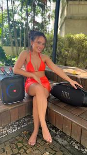 Larissa Manoela feet photo thumbnail