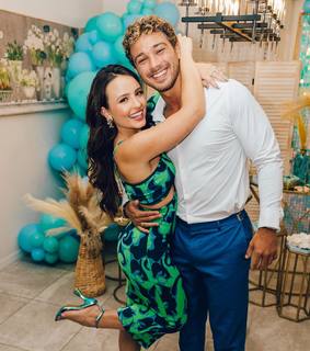 Larissa Manoela feet photo thumbnail