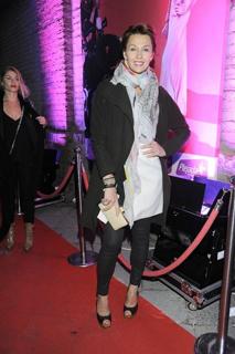Anna Popek feet photo thumbnail