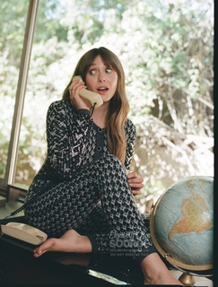 Elizabeth Olsen feet photo thumbnail