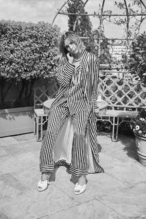 Elizabeth Olsen feet photo thumbnail