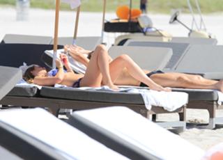 Ilary Blasi feet photo thumbnail