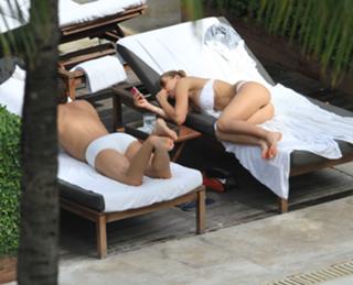Ilary Blasi feet photo thumbnail