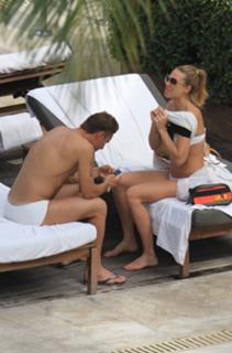 Ilary Blasi feet photo thumbnail