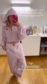 Ludovica Pagani feet photo thumbnail