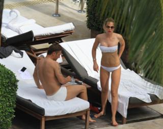 Ilary Blasi feet photo thumbnail