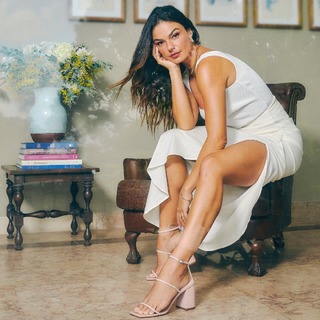 Isis Valverde feet photo thumbnail